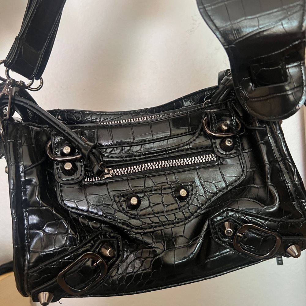 Cute shoulder bag , Fixed straps to make it short or body long